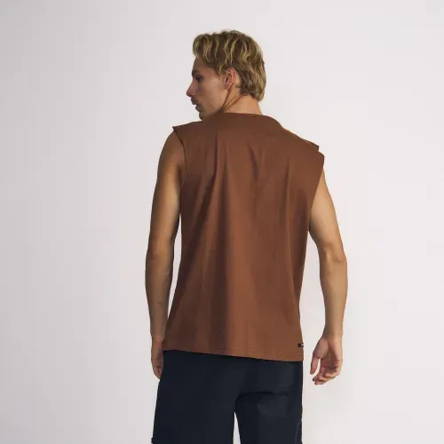 Polera Masculina Sin Mangas Color Solido Con Estampado Frontal Al Tono Cafe