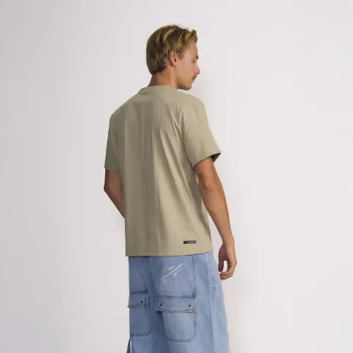 Polera Masculina Manga Corta Solid Color Con Estampado Corporativo Frontal