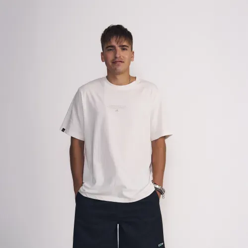 Polera Masculina Manga Corta Basica Con Estampado Pequeño En El Centro