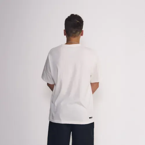 Polera Masculina Manga Corta Basica Con Estampado Pequeño En El Centro