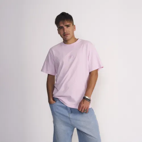 Polera Masculina Manga Corta Color Solido Con Estampado Pequeño Frontal Rosa