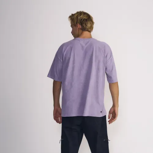 Polera Masculina Manga Corta Lavado Al Tono Con Estampado Frontal