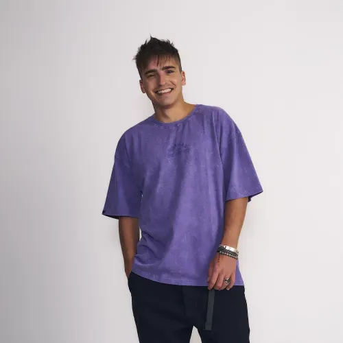 Polera Masculina Manga Corta Lavado Al Tono Con Estampado Pequeño Central