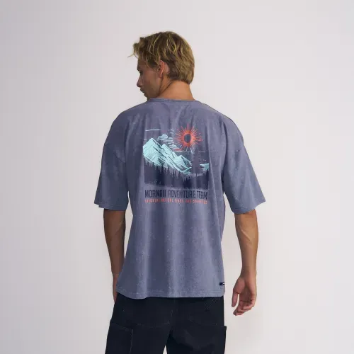 Polera Masculina Manga Corta Lavado Al Tono Con Estampado En Frente Y Espalda