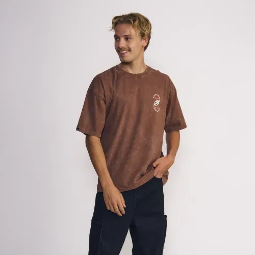 Polera Masculina Manga Corta Lavado Al Tono Con Estampado En Pecho Y Espalda Skate