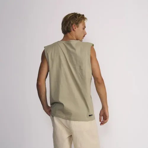 Polera Masculina Sin Mangas Color Solido Con Estampado Frontal Al Tono Verde Oliva